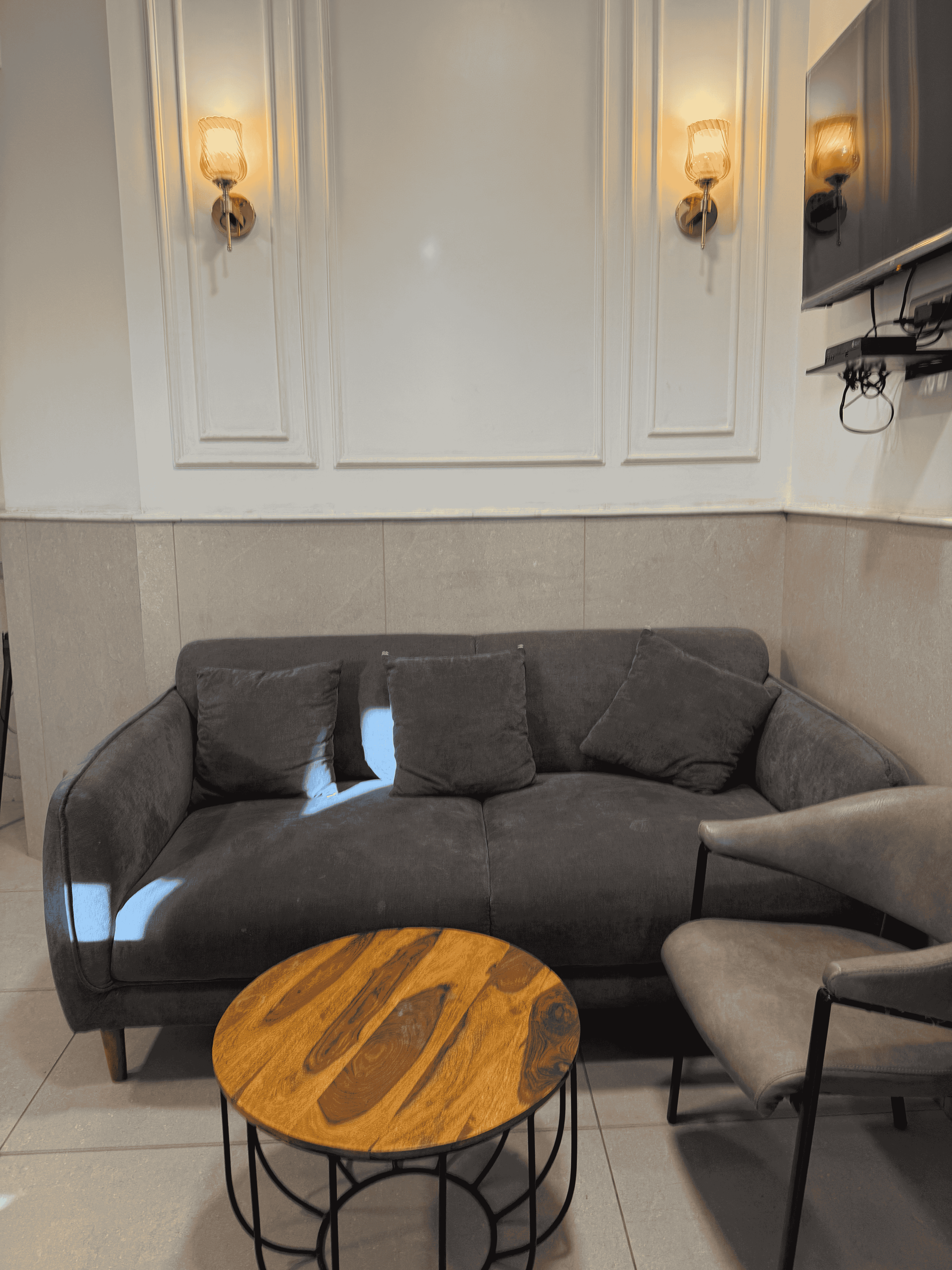 Aesthetic image of Sofa and table inside a room in Prakash Hospital