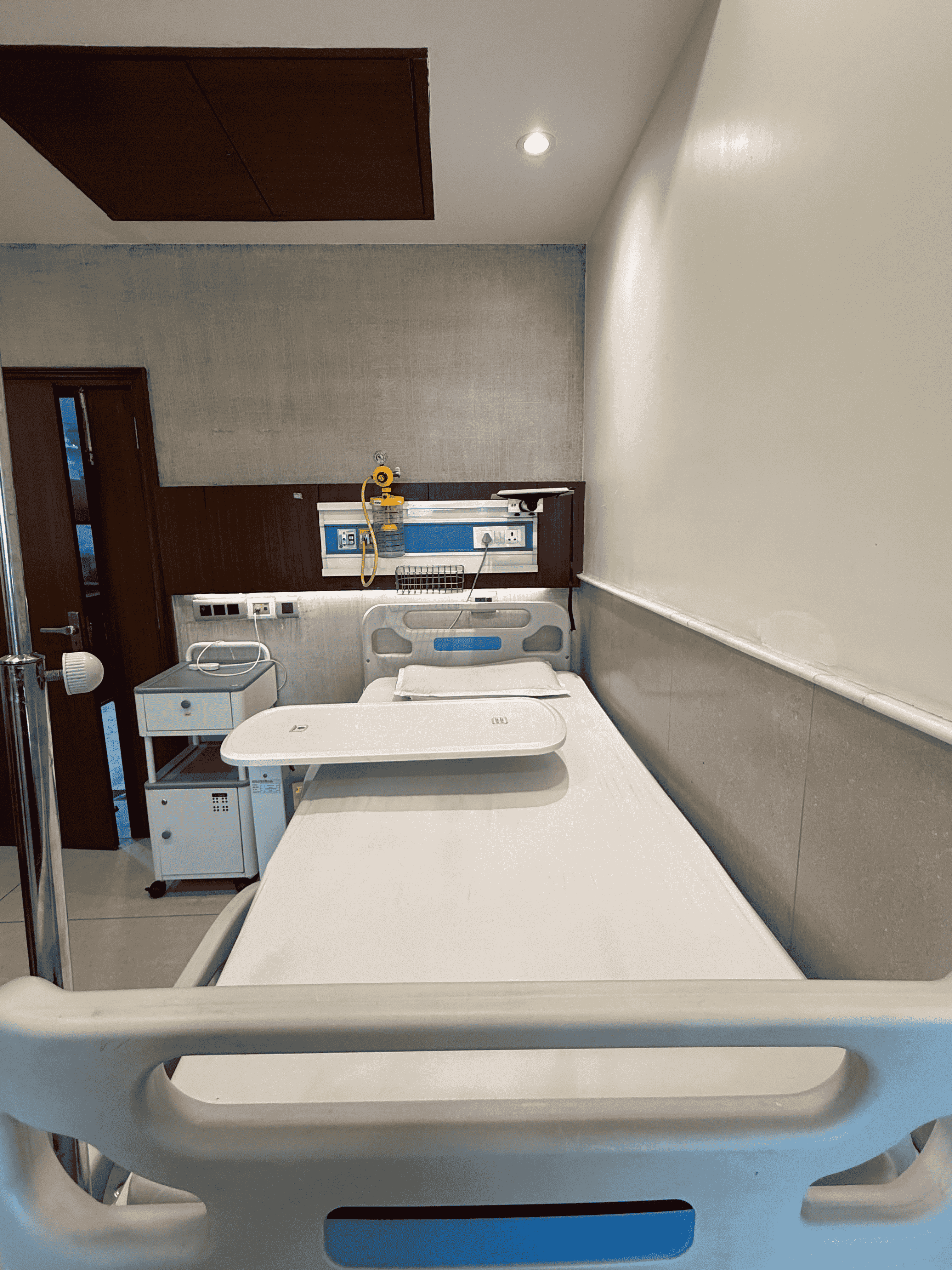 A room showing facilities and a bed for a patient